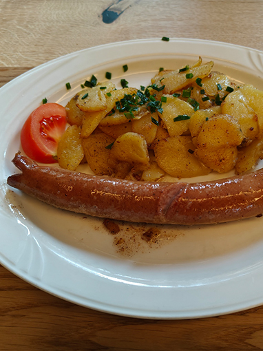 Bratwurst mit Bratkartoffel